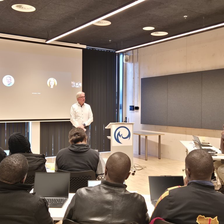 MFRI director, Eggert Benedikt Guðmundsson, welcomes fellows