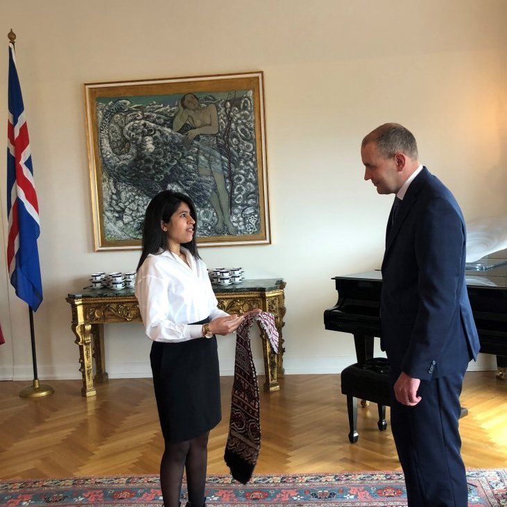 Aarti from Pakistan presented an ajrak, a fabric scarf from Sindh, to the president of Iceland, representing respect and honor.