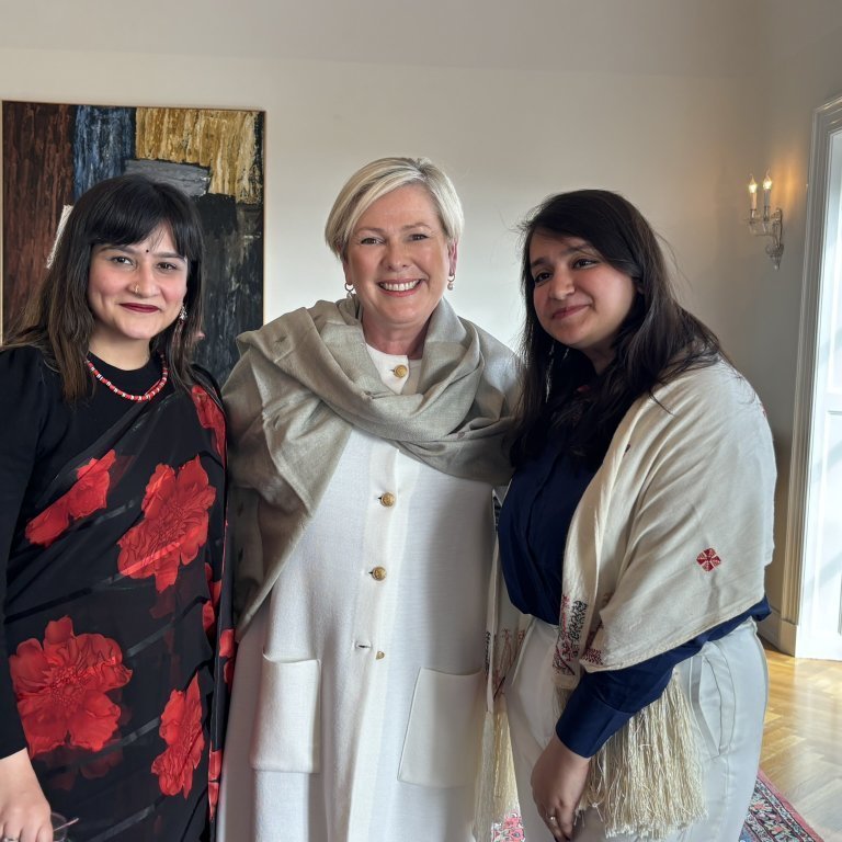 GEST fellows Aisha Amin and Kashmala Susan Syeda gave the President a scarf from Pakistan