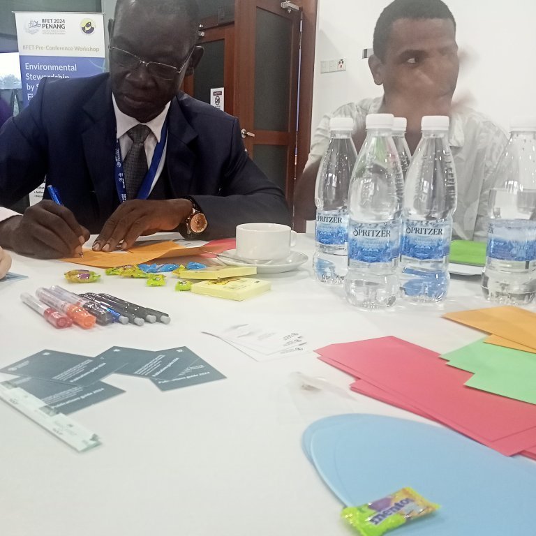 GRÓ-FTP fellow Samuel Bassa (Uganda) and a friend from Salomon Island managing discussions in a workshop.