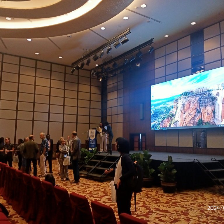 In the plenary sessions keynote speaches were given on  issues such as the economics of food and nutrition ...