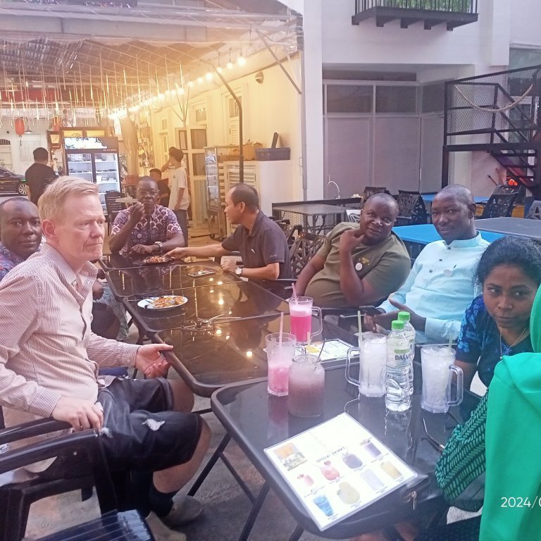 GRÓ-FTP team get together dinner in a Chinese food market (2/3).
