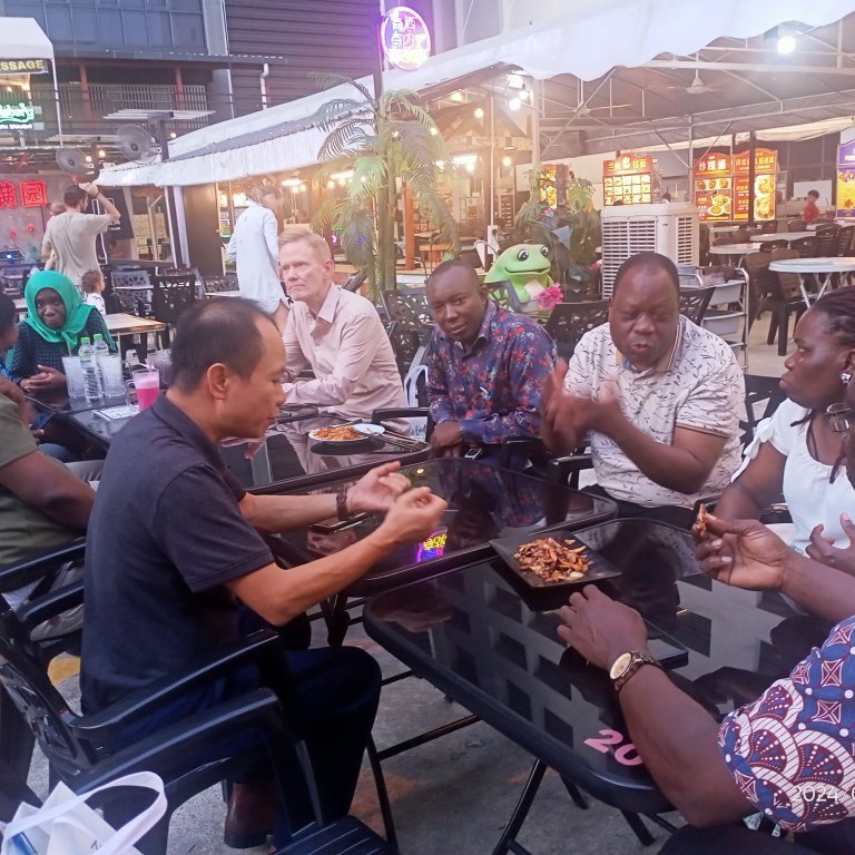 GRÓ-FTP team get together dinner in a Chinese food market (1/3).