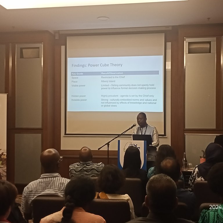 GRÓ-FTP fellow Friday Jack Njaya (Malawi) presents his research in a seminar on Co-Management & Community Based Management.