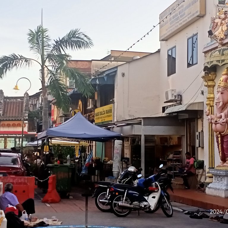 Sri Maha Mariamman Temple (built in 1833).