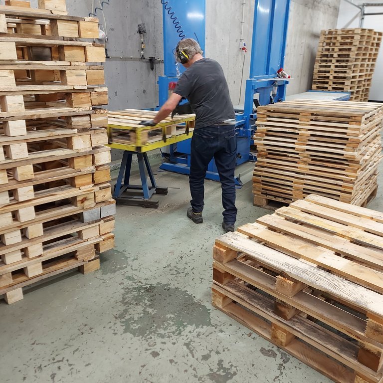 Making pallets in Valeska