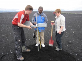 Installation of a dust trap in Mýrdalssandur desert. Photo taken by Paulina Peter Lokongo, a UNU-LRT fellow from Uganda