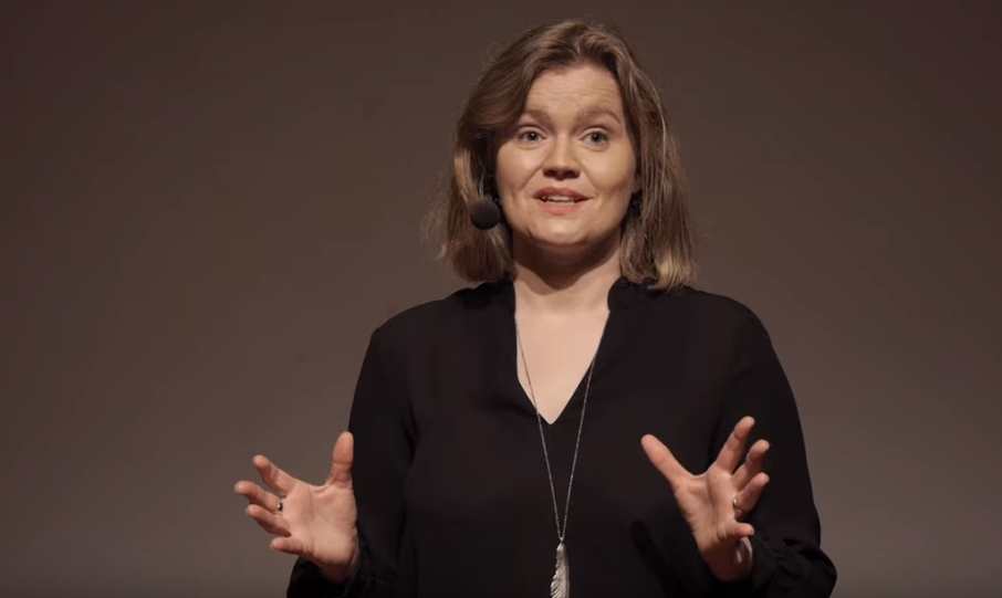 Hafdís Hanna Ægisdóttir flytur TEDx fyrirlestur sinn.
