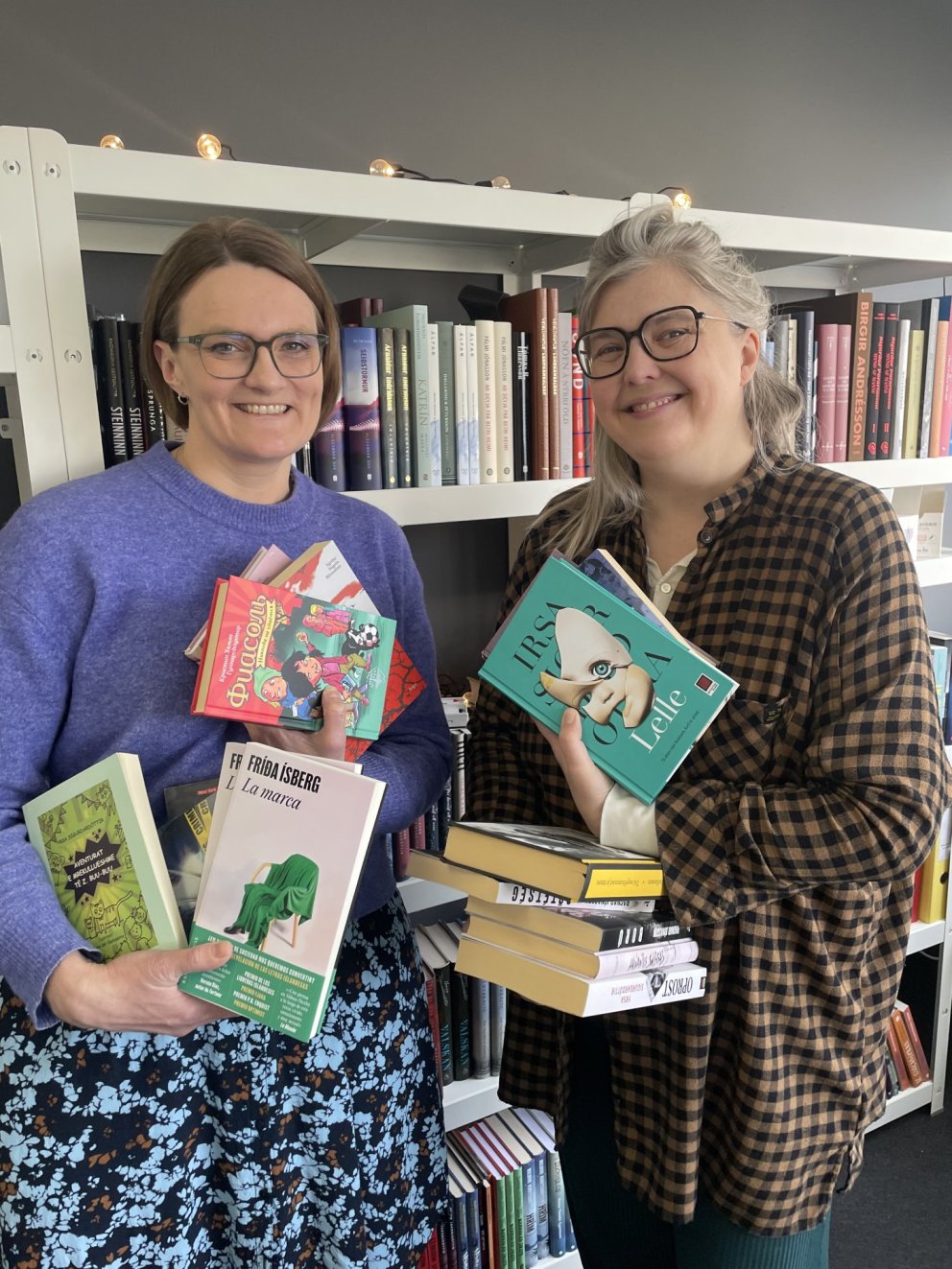 Nína Björk Jónsdóttir, Director General of GRÓ, receives the books from Helga Ferdinandsdóttir, Proj…