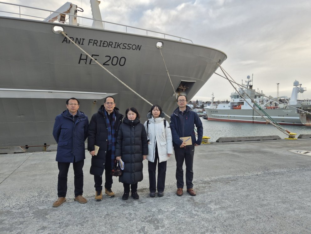 The guests in front of the research vessel Árni Friðriksson. From left to right: Professor Wang Wei,&hellip;