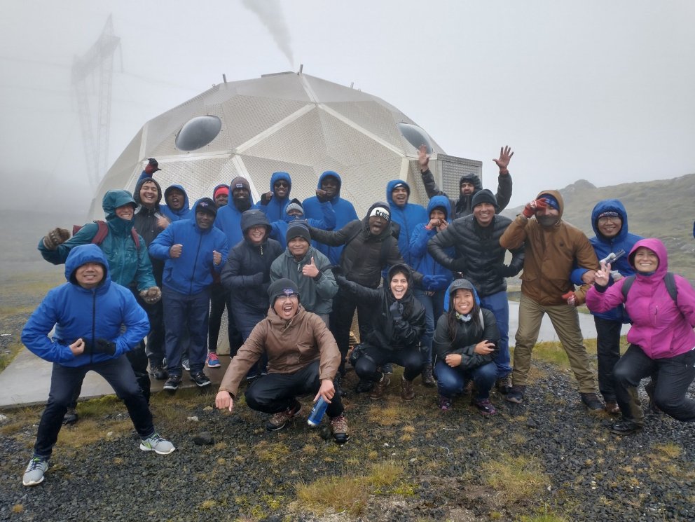 Nemendur jarðhitaskólans við borholu á Ölkelduhálsi, eftir nokkuð vætusaman göngutúr.