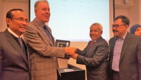 Dr. Agus Hermanto thanking the UNU-FTP