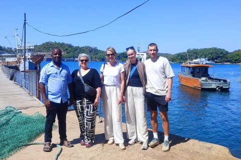 Outside the Fisheries Research Station in Monkey Bay. From the left: James Banda, María Guðjónsdóttir, Ólöf Guðný Geirsdóttir, and two visiting students from Department of Food Science and Nutrition at University of Iceland.