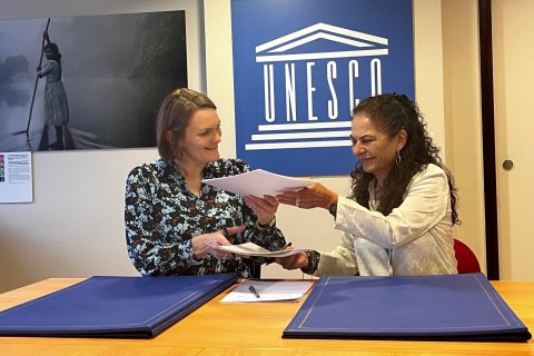Ms. Lidia Brito, Assistant Director-General of UNESCO and Ms. Nína Björk Jónsdóttir, Director-General of GRÓ signed the agreement.