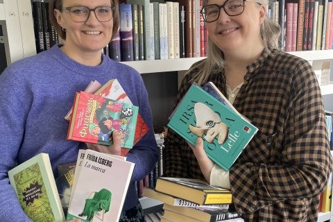 Nína Björk Jónsdóttir, Director General of GRÓ, receives the books from Helga Ferdinandsdóttir, Project Manager at the Icelandic Literature Center