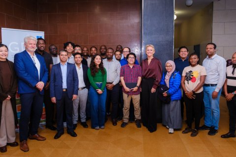 Þorgerður Katrín Gunnarsdóttir utanríkisráðherra ásamt nemendum Jarðhitaskóla GRÓ, styrkþegum í meistara- og doktorsnámi og Bjarna Richter, forstöðumanni Jarðhitaskóla GRÓ. Mynd: HÍ/Kristinn Ingvarsson