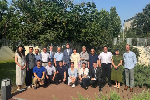 GRÓ Chinese alumni with Ambassador Þórir Ibsen, Deputy Head of Mission, Ms. Inga Dóra Pétursdóttir, and Stefán Úlfarsson, Specialist at the GRÓ Fisheries Training Programme.