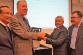Dr. Agus Hermanto thanking the UNU-FTP