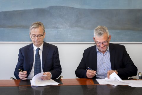 Rector Jón Atli Benediktsson and Chairman Jón Karl Ólafsson sign the agreement for GRÓ GEST.