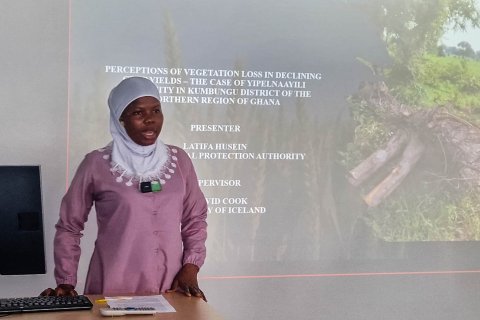 Latifa Husein from Ghana presents her individual project: Perceptions of vegetation loss in declining crop yields
– the case of Yipelnaayili community in Kumbungu district of the Northern Region of Ghana. Latifa's supervisor is David Cook (University of Iceland).