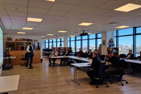 Þjálfunin fór að mestu fram í húsakynnum Jarðhitaskóla GRÓ í Urðarhvarfi. Bjarni Richter, forstöðumaður Jarðhitaskólans, heldur hér fyrirlestur fyrir hópinn. 