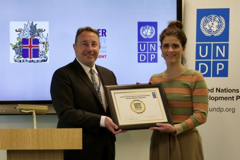 The award was presented by Achim Steiner, UNDP Administrator, to Þórdís Kolbrún Gylfadóttir Reykfjörð, Iceland’s Minister for Foreign Affairs, during a ceremony in New York.